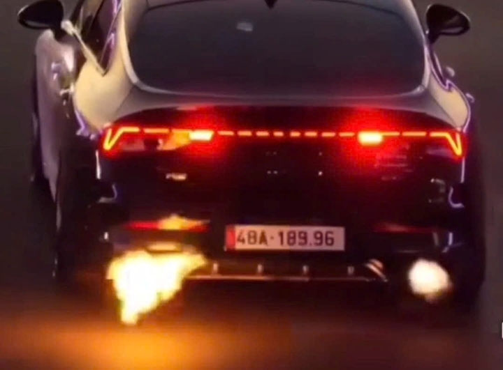 X&aacute;c minh clip &ocirc; t&ocirc; nẹt p&ocirc; ph&aacute;t tia lửa tr&ecirc;n đại lộ Đ&ocirc;ng T&acirc;y tại Đắk Lắk năm 2026 - Ảnh 1.