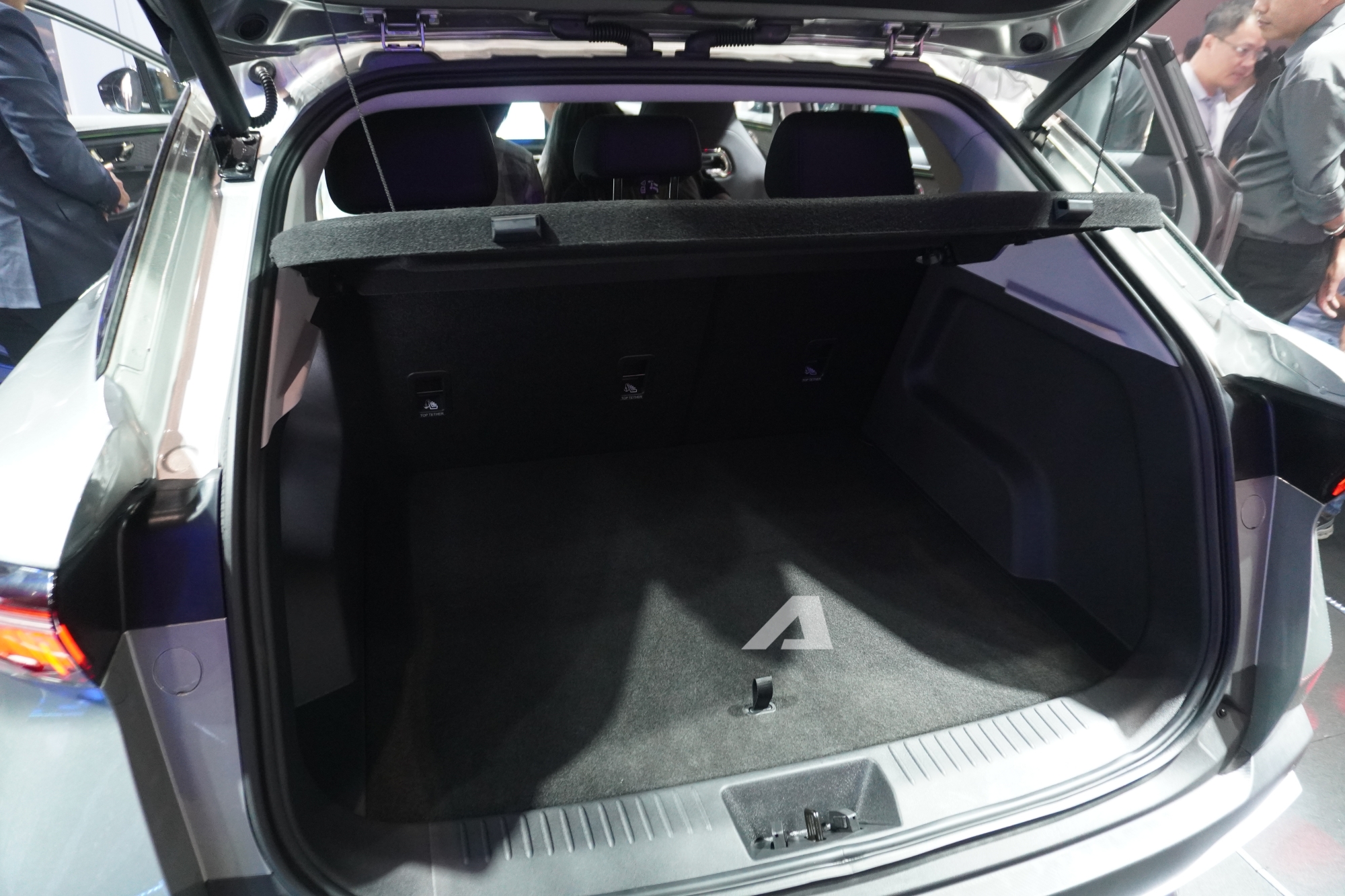 Omoda C5 SHS ra mắt Việt Nam: Gi&aacute; khởi điểm 599 triệu đồng, trang bị AI, sạc v&agrave; đổ đầy xăng đi hơn 1.000km, phả hơi n&oacute;ng v&agrave;o Toyota Corolla Cross- Ảnh 19.