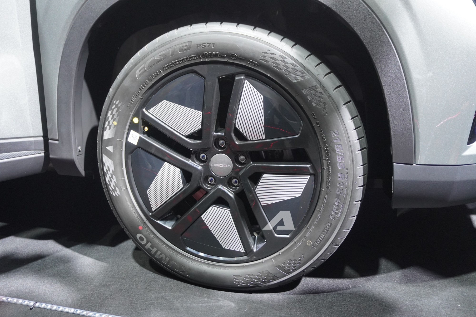 Omoda C5 SHS ra mắt Việt Nam: Gi&aacute; khởi điểm 599 triệu đồng, trang bị AI, sạc v&agrave; đổ đầy xăng đi hơn 1.000km, phả hơi n&oacute;ng v&agrave;o Toyota Corolla Cross- Ảnh 7.