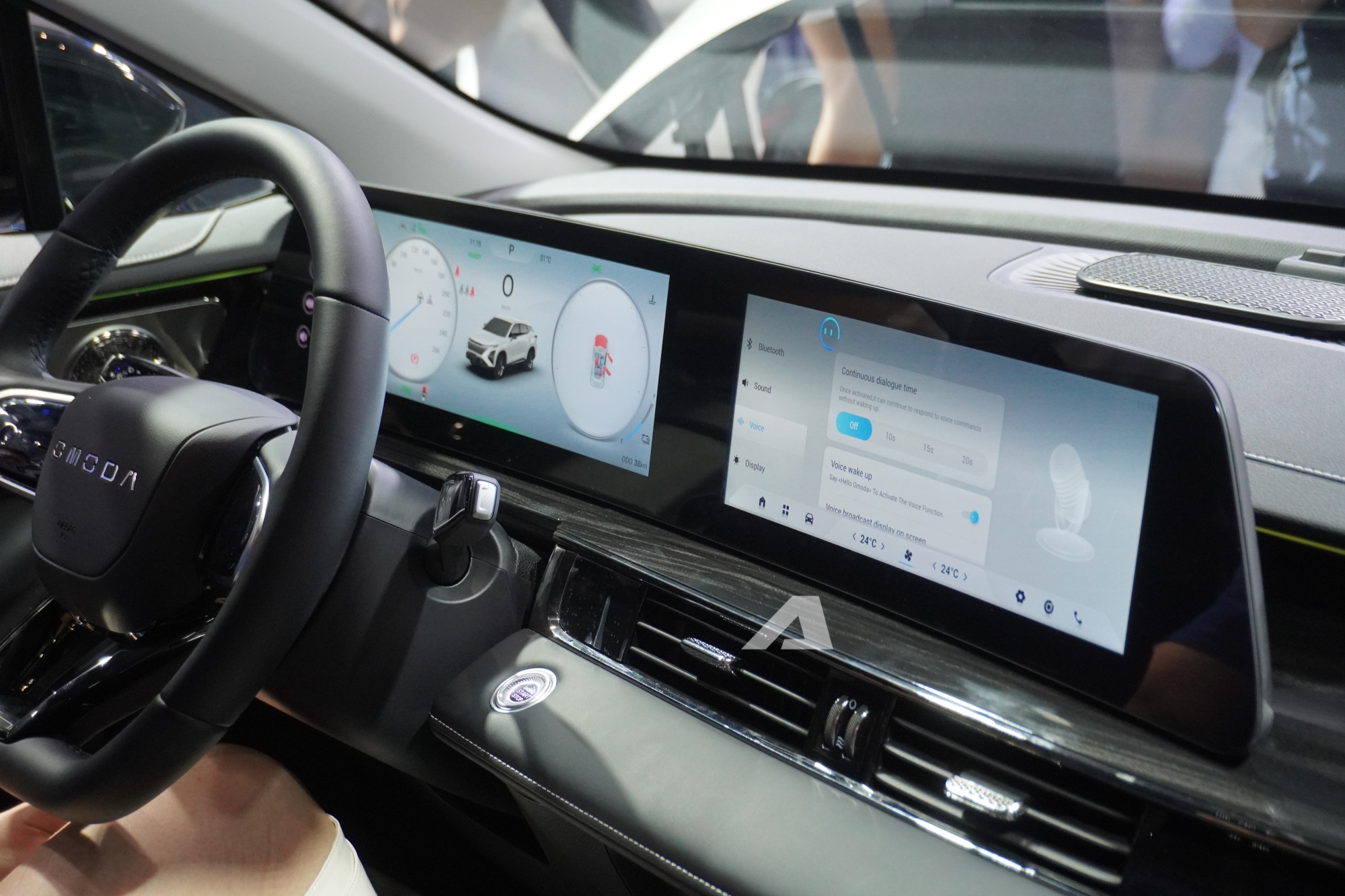 Omoda C5 SHS ra mắt Việt Nam: Gi&aacute; khởi điểm 599 triệu đồng, trang bị AI, sạc v&agrave; đổ đầy xăng đi hơn 1.000km, phả hơi n&oacute;ng v&agrave;o Toyota Corolla Cross- Ảnh 12.