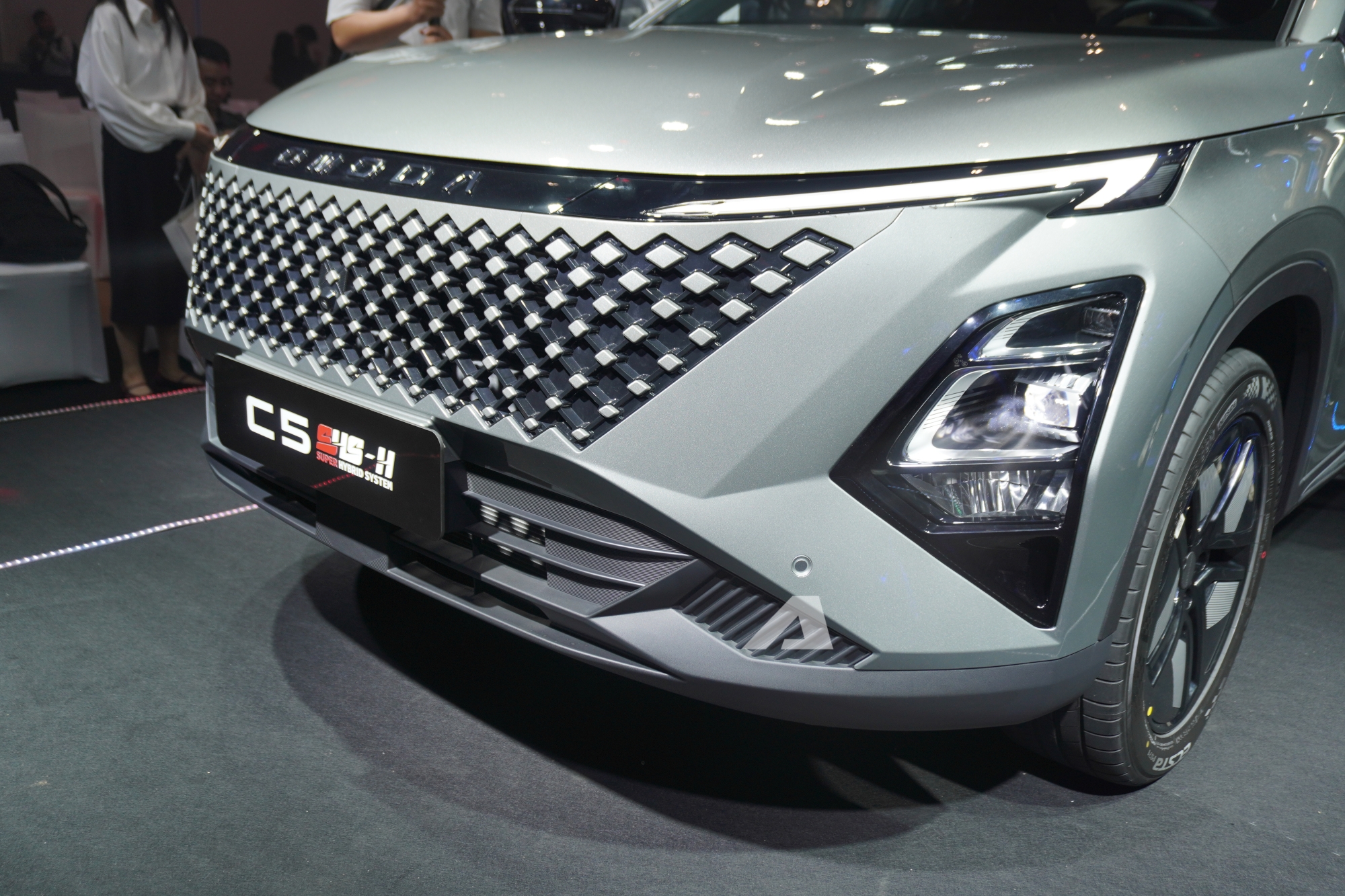 Omoda C5 SHS ra mắt Việt Nam: Gi&aacute; khởi điểm 599 triệu đồng, trang bị AI, sạc v&agrave; đổ đầy xăng đi hơn 1.000km, phả hơi n&oacute;ng v&agrave;o Toyota Corolla Cross- Ảnh 6.