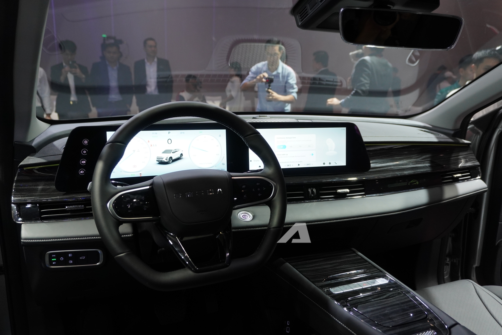 Omoda C5 SHS ra mắt Việt Nam: Gi&aacute; khởi điểm 599 triệu đồng, trang bị AI, sạc v&agrave; đổ đầy xăng đi hơn 1.000km, phả hơi n&oacute;ng v&agrave;o Toyota Corolla Cross- Ảnh 4.