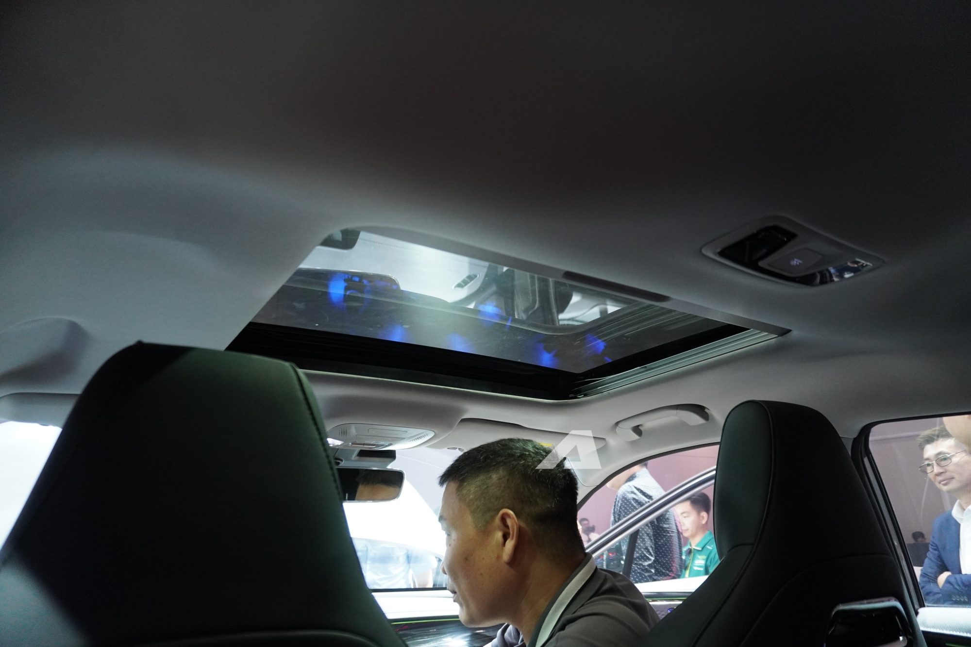 Omoda C5 SHS ra mắt Việt Nam: Gi&aacute; khởi điểm 599 triệu đồng, trang bị AI, sạc v&agrave; đổ đầy xăng đi hơn 1.000km, phả hơi n&oacute;ng v&agrave;o Toyota Corolla Cross- Ảnh 16.