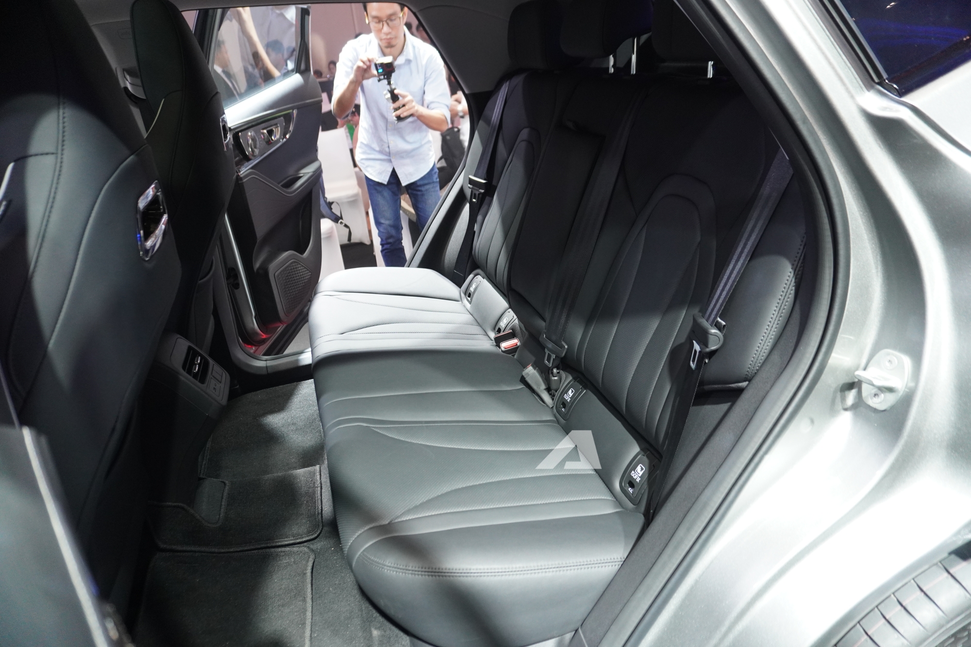 Omoda C5 SHS ra mắt Việt Nam: Gi&aacute; khởi điểm 599 triệu đồng, trang bị AI, sạc v&agrave; đổ đầy xăng đi hơn 1.000km, phả hơi n&oacute;ng v&agrave;o Toyota Corolla Cross- Ảnh 17.