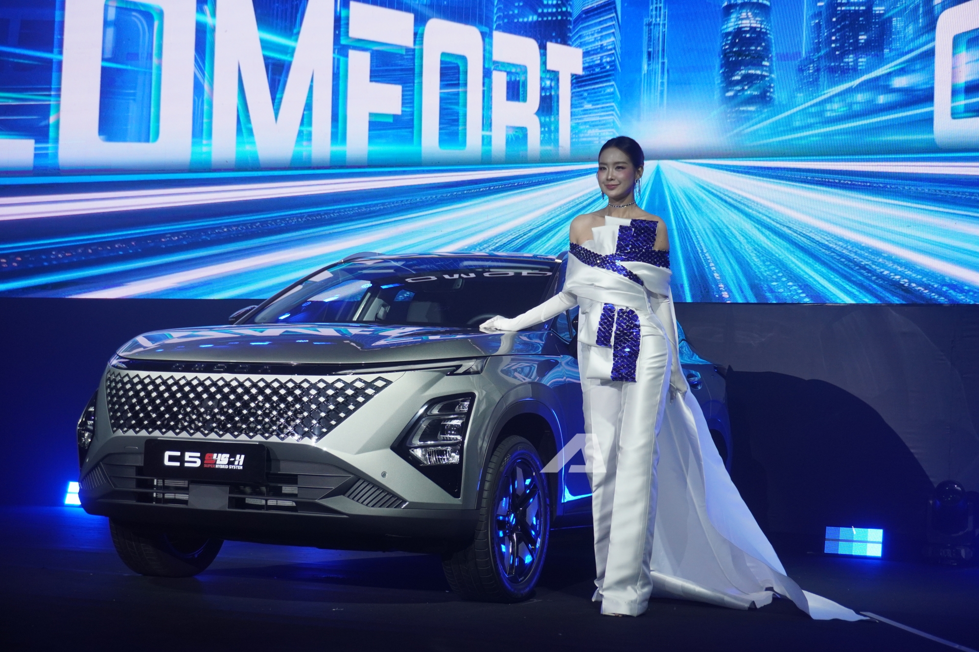 Omoda C5 SHS ra mắt Việt Nam: Gi&aacute; khởi điểm 599 triệu đồng, trang bị AI, sạc v&agrave; đổ đầy xăng đi hơn 1.000km, phả hơi n&oacute;ng v&agrave;o Toyota Corolla Cross- Ảnh 1.