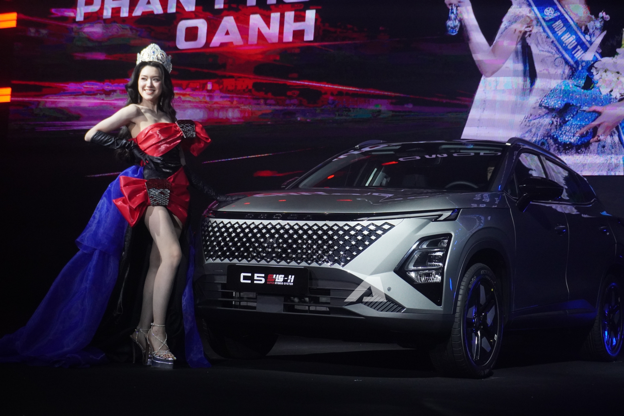 Omoda C5 SHS ra mắt Việt Nam: Gi&aacute; khởi điểm 599 triệu đồng, trang bị AI, sạc v&agrave; đổ đầy xăng đi hơn 1.000km, phả hơi n&oacute;ng v&agrave;o Toyota Corolla Cross- Ảnh 5.