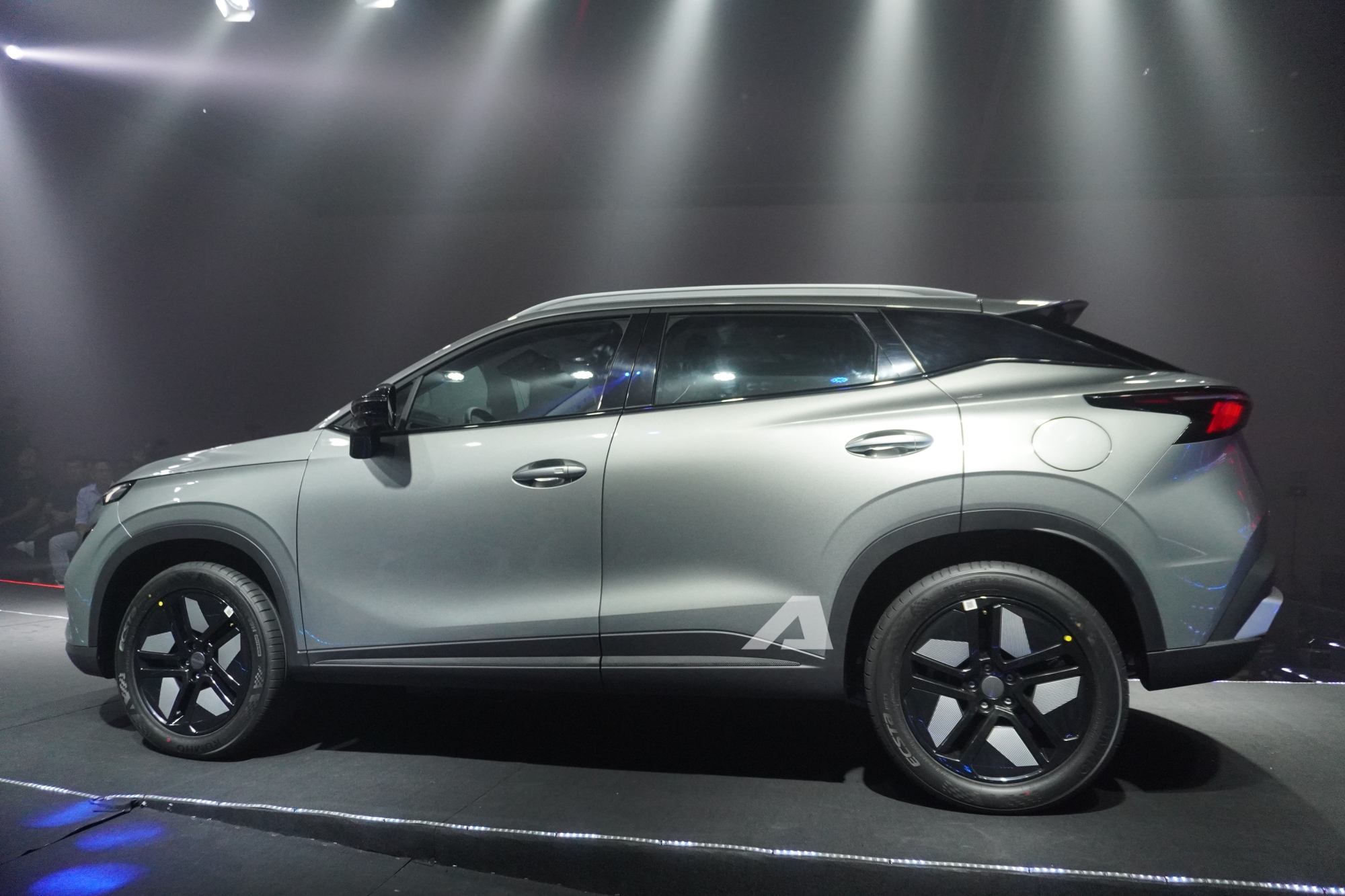 Omoda C5 SHS ra mắt Việt Nam: Gi&aacute; khởi điểm 599 triệu đồng, trang bị AI, sạc v&agrave; đổ đầy xăng đi hơn 1.000km, phả hơi n&oacute;ng v&agrave;o Toyota Corolla Cross- Ảnh 8.