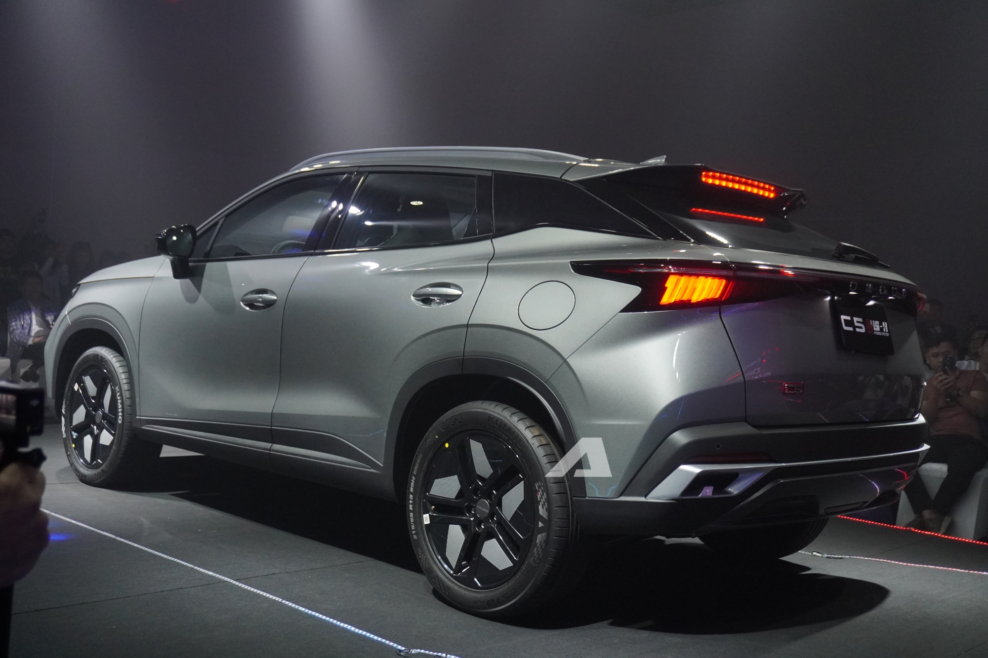 Omoda C5 SHS ra mắt Việt Nam: Gi&aacute; khởi điểm 599 triệu đồng, trang bị AI, sạc v&agrave; đổ đầy xăng đi hơn 1.000km, phả hơi n&oacute;ng v&agrave;o Toyota Corolla Cross- Ảnh 9.