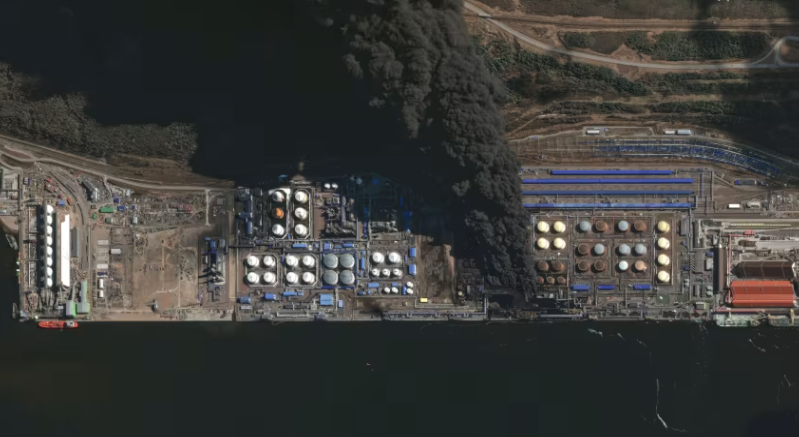 Ukraine tấn c&ocirc;ng drone v&agrave;o nh&agrave; m&aacute;y lọc dầu Nga Giữa cơn sốt Gi&aacute; dầu to&agrave;n cầu 2026 - Ảnh 1.