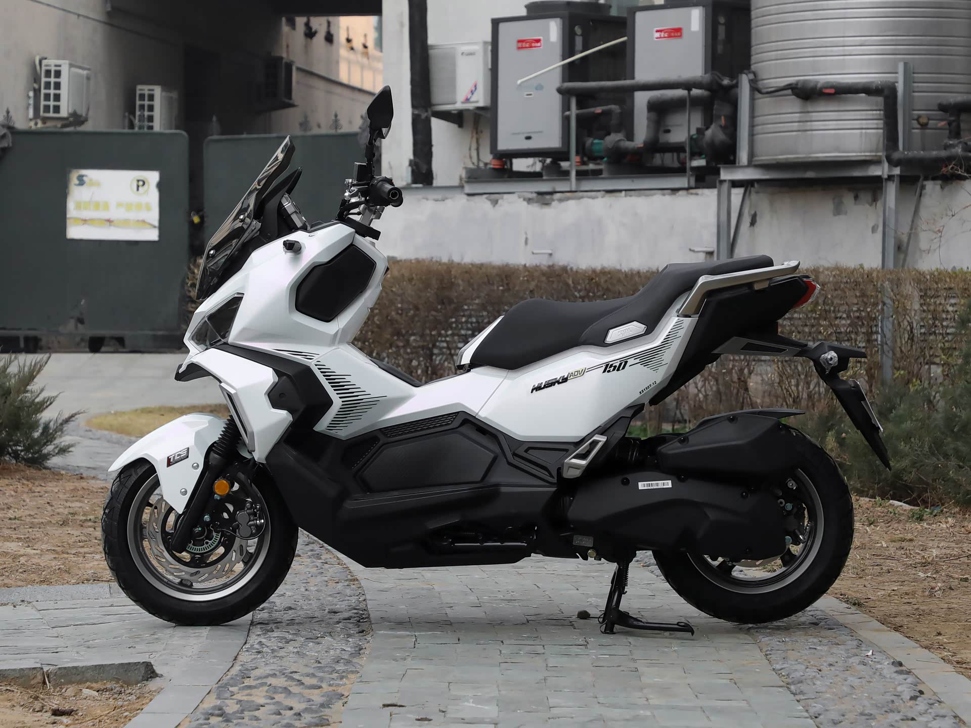 SYM Husky 150 ADV: Mẫu xe tay ga phong c&aacute;ch địa h&igrave;nh g&acirc;y ch&uacute; &yacute; với thiết kế lạ mắt v&agrave; khả năng vận h&agrave;nh đ&aacute;ng nể - Ảnh 6.