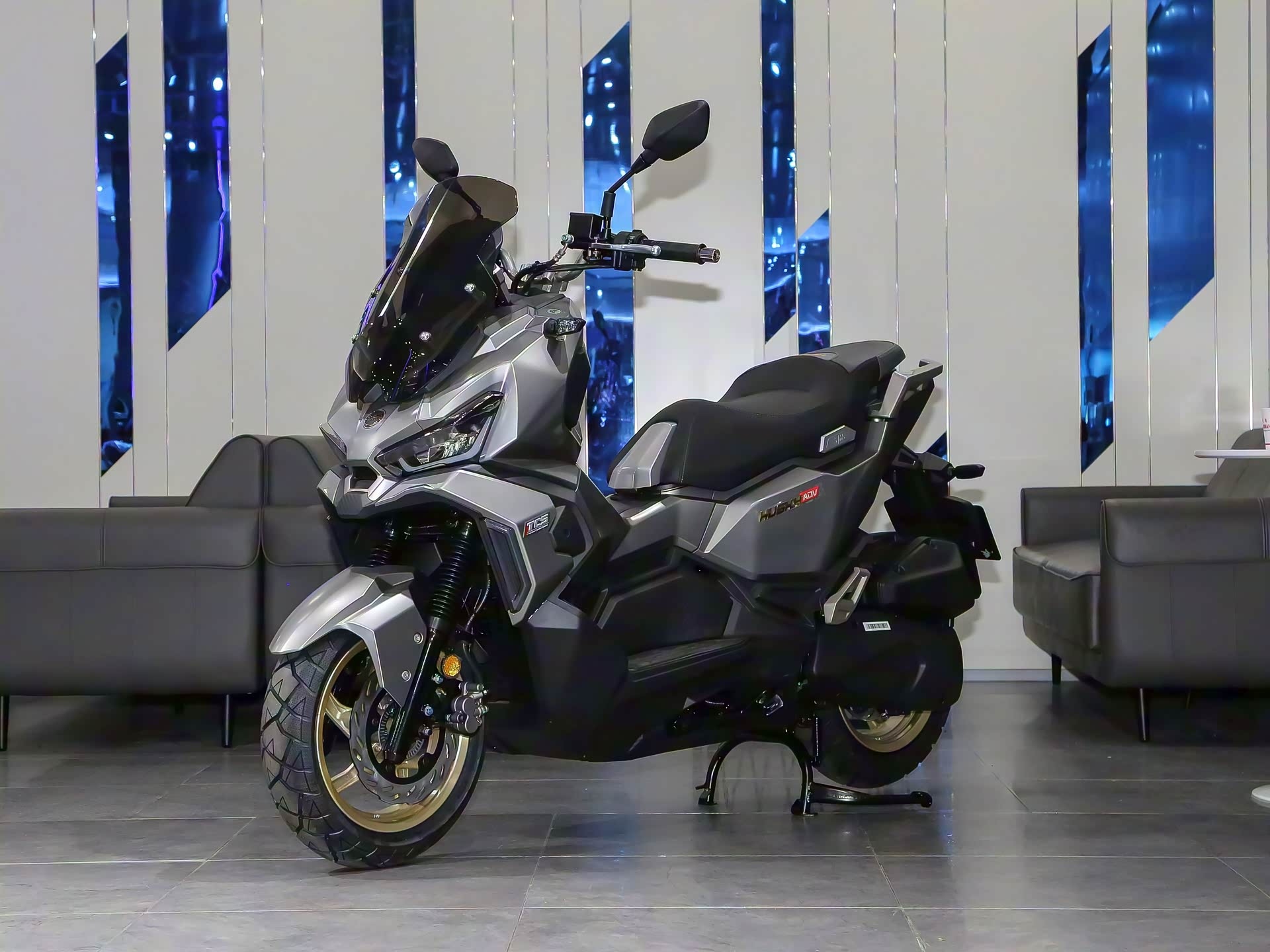 SYM Husky 150 ADV: Mẫu xe tay ga phong c&aacute;ch địa h&igrave;nh g&acirc;y ch&uacute; &yacute; với thiết kế lạ mắt v&agrave; khả năng vận h&agrave;nh đ&aacute;ng nể - Ảnh 7.