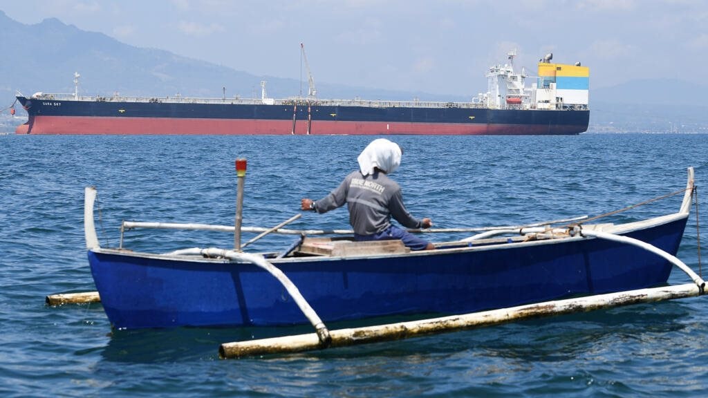 Chỉ c&ograve;n xăng đủ d&ugrave;ng trong 45 ng&agrave;y, quốc gia l&aacute;ng giềng Việt Nam lập tức t&igrave;m đến 'cứu tinh' Nga, nhập khẩu gần 2,5 triệu th&ugrave;ng dầu - Ảnh 1.