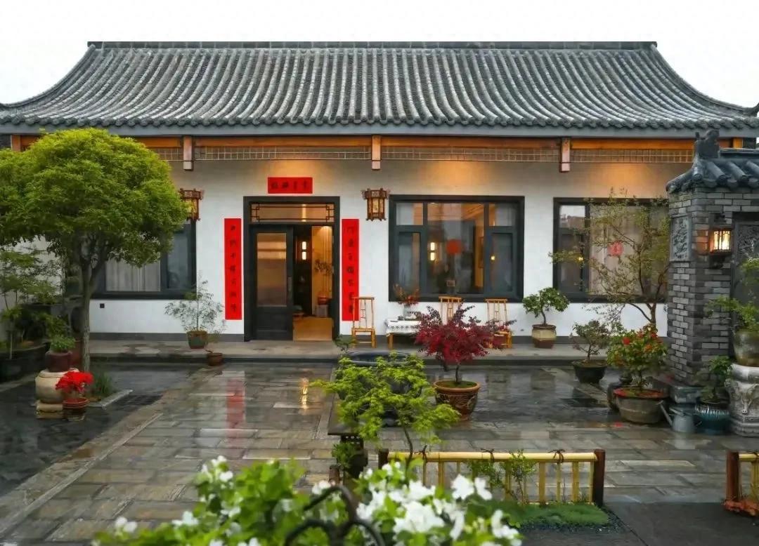 Bỏ phố về qu&ecirc;, người đ&agrave;n &ocirc;ng cải tạo s&acirc;n 100m&sup2; đẹp suốt 4 m&ugrave;a: Kh&ocirc;ng cần gi&agrave;u vẫn sống an y&ecirc;n - Ảnh 1.