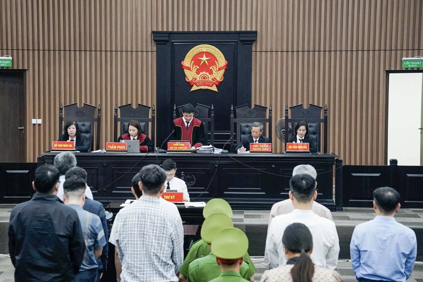 Nữ kế toán khóc nức nở Tại phiên tòa cựu Thứ trưởng Hoàng Văn Thắng 2026 - Ảnh 2. Nữ kế toán khóc nức nở Tại phiên tòa cựu Thứ trưởng Hoàng Văn Thắng 2026 - Ảnh 2.