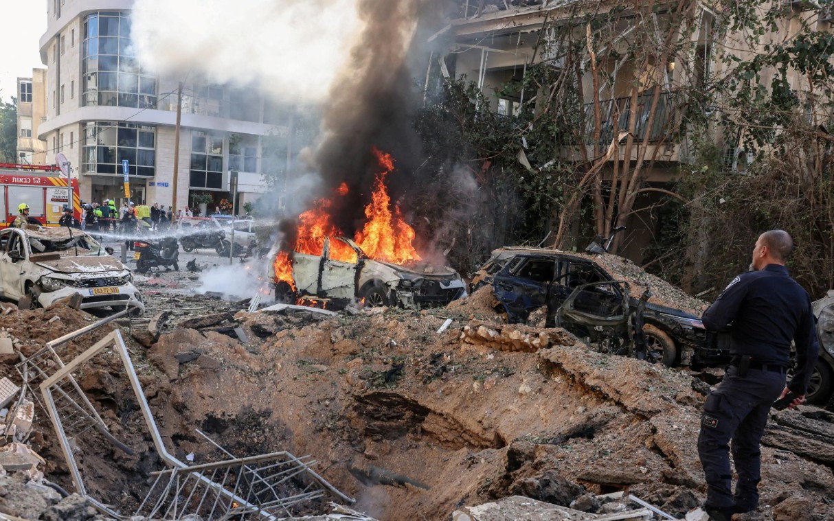 T&ecirc;n lửa tấn c&ocirc;ng ch&iacute;nh x&aacute;c của Mỹ lần đầu xuất hiện v&agrave; 'c&uacute; bắn trượt' tại Iran - Ảnh 2.