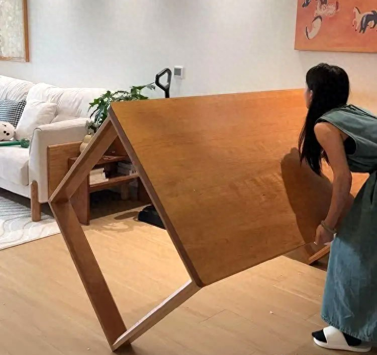 Nhiều gia đ&igrave;nh bỏ b&agrave;n tr&agrave;, đặt b&agrave;n ăn ngay ph&ograve;ng kh&aacute;ch: Quyết định tưởng lạ nhưng gi&uacute;p nh&agrave; rộng hơn, sống tiện hơn - Ảnh 1.