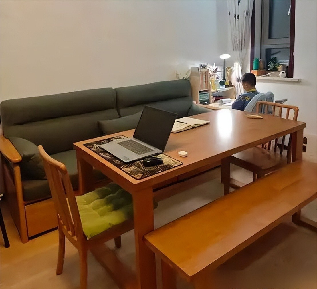 Nhiều gia đ&igrave;nh bỏ b&agrave;n tr&agrave;, đặt b&agrave;n ăn ngay ph&ograve;ng kh&aacute;ch: Quyết định tưởng lạ nhưng gi&uacute;p nh&agrave; rộng hơn, sống tiện hơn - Ảnh 3.