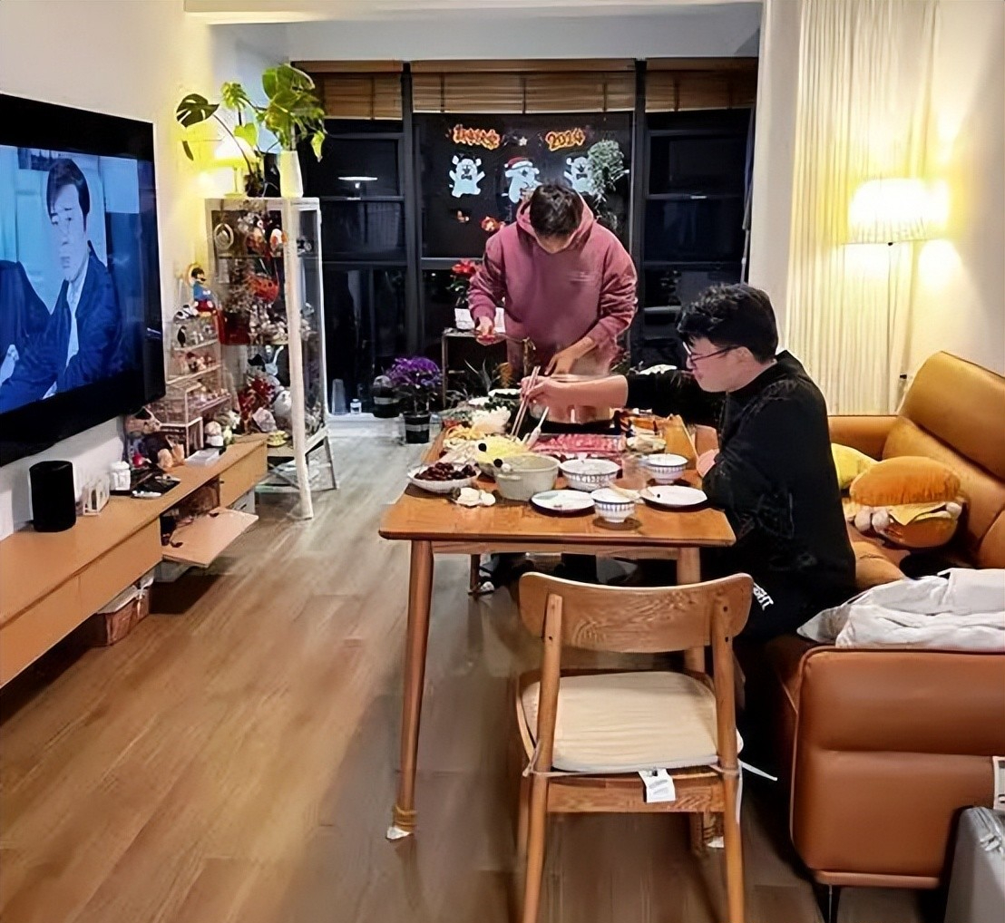 Nhiều gia đ&igrave;nh bỏ b&agrave;n tr&agrave;, đặt b&agrave;n ăn ngay ph&ograve;ng kh&aacute;ch: Quyết định tưởng lạ nhưng gi&uacute;p nh&agrave; rộng hơn, sống tiện hơn - Ảnh 2.