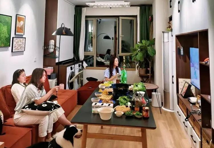 Nhiều gia đ&igrave;nh bỏ b&agrave;n tr&agrave;, đặt b&agrave;n ăn ngay ph&ograve;ng kh&aacute;ch: Quyết định tưởng lạ nhưng gi&uacute;p nh&agrave; rộng hơn, sống tiện hơn - Ảnh 5.