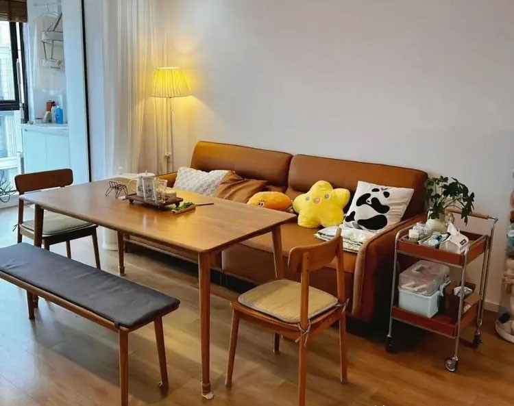 Nhiều gia đ&igrave;nh bỏ b&agrave;n tr&agrave;, đặt b&agrave;n ăn ngay ph&ograve;ng kh&aacute;ch: Quyết định tưởng lạ nhưng gi&uacute;p nh&agrave; rộng hơn, sống tiện hơn - Ảnh 6.