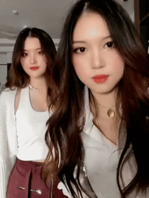 Khung h&igrave;nh "một ch&iacute;n một mười" của Phương Oanh v&agrave; chị g&aacute;i song sinh- Ảnh 2.