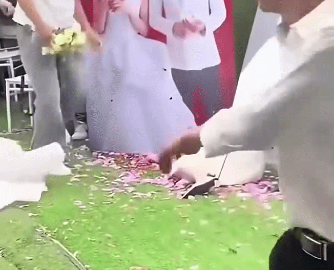 2 thanh ni&ecirc;n x&ocirc; ng&atilde; c&ocirc; g&aacute;i để tranh bắt hoa cưới, chẳng đỡ nạn nh&acirc;n dậy: Người trong cuộc l&ecirc;n tiếng - Ảnh 2.