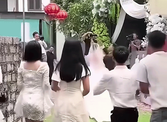 2 thanh ni&ecirc;n x&ocirc; ng&atilde; c&ocirc; g&aacute;i để tranh bắt hoa cưới, chẳng đỡ nạn nh&acirc;n dậy: Người trong cuộc l&ecirc;n tiếng - Ảnh 1.