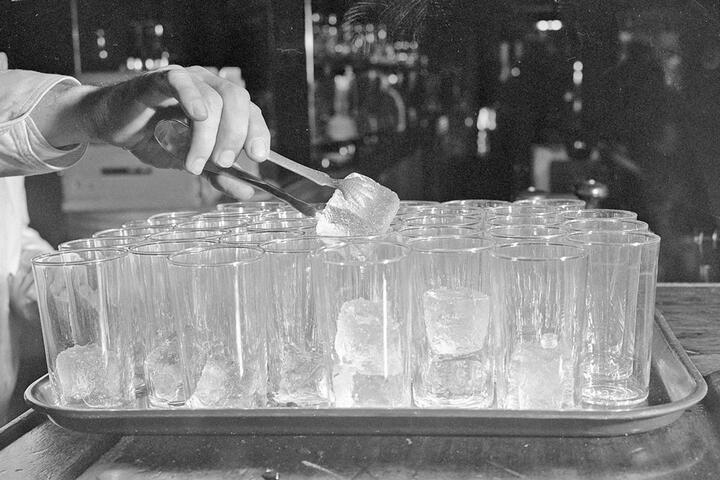 Vì sao người Mỹ uống nước đá quanh năm? 21 feat hf putting ice in drinks 14350940 1774956376928 17749563773071872451879