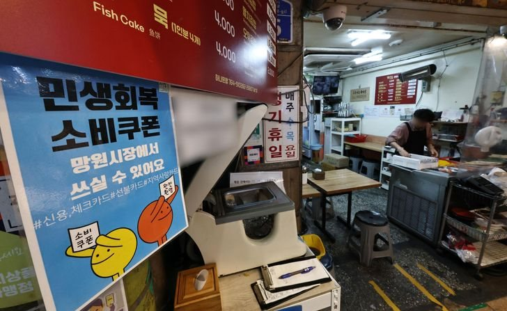 Gi&aacute; xăng dầu tăng cao, gần 36 triệu d&acirc;n ở nước được coi l&agrave; "th&ocirc;ng gia" với Việt Nam sắp nhận hỗ trợ tiền mặt l&ecirc;n đến hơn 10 triệu đồng/người - Ảnh 1.