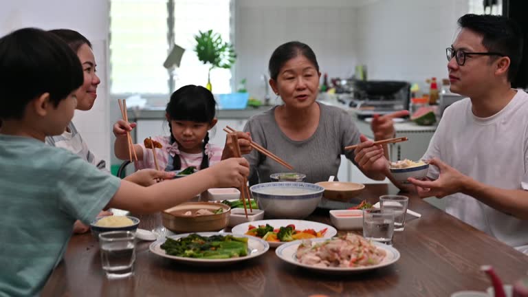 C&aacute;ch ăn uống phản &aacute;nh gia gi&aacute;o v&agrave; tr&aacute;ch nhiệm trong gia đ&igrave;nh - Ảnh 1.