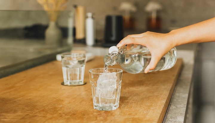 Vì sao người Mỹ uống nước đá quanh năm? 24 is ice water bad for you blog banner 14393666 1774956381725 1774956382026382593472