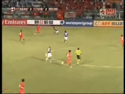 Ly kỳ 2 si&ecirc;u phẩm khi Việt Nam đấu Malaysia: Kẻ ph&aacute;t b&oacute;ng ghi b&agrave;n từ v&ograve;ng cấm, người lập c&ocirc;ng ở cự ly 70m - Ảnh 2.