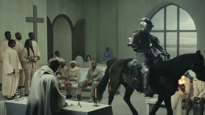 Kh&ocirc;ng thể tin Michael Jackson &ldquo;bằng xương bằng thịt&rdquo; ngồi ngay sau Kanye West - Ảnh 1.