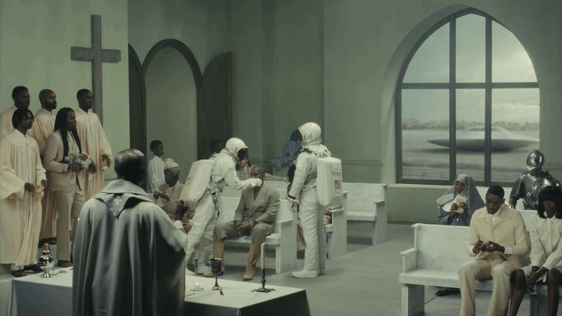 Kh&ocirc;ng thể tin Michael Jackson &ldquo;bằng xương bằng thịt&rdquo; ngồi ngay sau Kanye West - Ảnh 2.