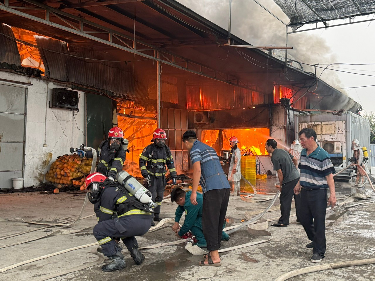 Ch&aacute;y kho xưởng b&aacute;nh kẹo tại H&agrave; Nội: Nguy&ecirc;n nh&acirc;n v&agrave; thiệt hại đang được điều tra - Ảnh 1.