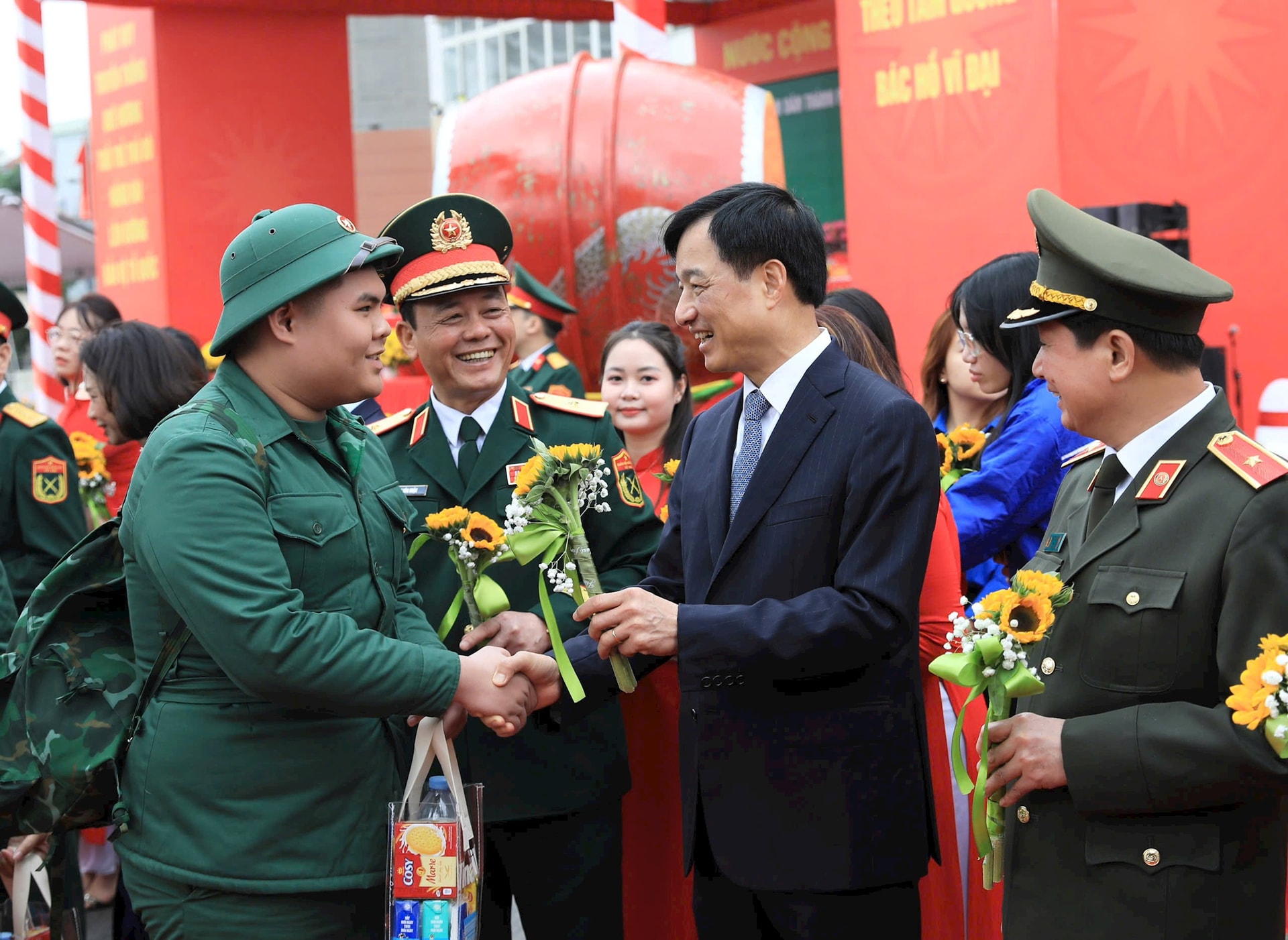 Bí thư thành ủy Hà Nội tiễn đưa thanh niên tòng quân 2026 lên đường nhập ngũ - Ảnh 3. Bí thư thành ủy Hà Nội tiễn đưa thanh niên tòng quân 2026 lên đường nhập ngũ - Ảnh 3.