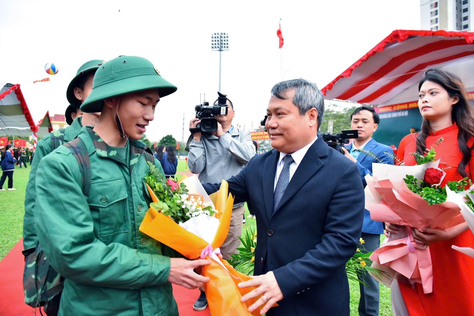 Bí thư thành ủy Hà Nội tiễn đưa thanh niên tòng quân 2026 lên đường nhập ngũ - Ảnh 8. Bí thư thành ủy Hà Nội tiễn đưa thanh niên tòng quân 2026 lên đường nhập ngũ - Ảnh 8.