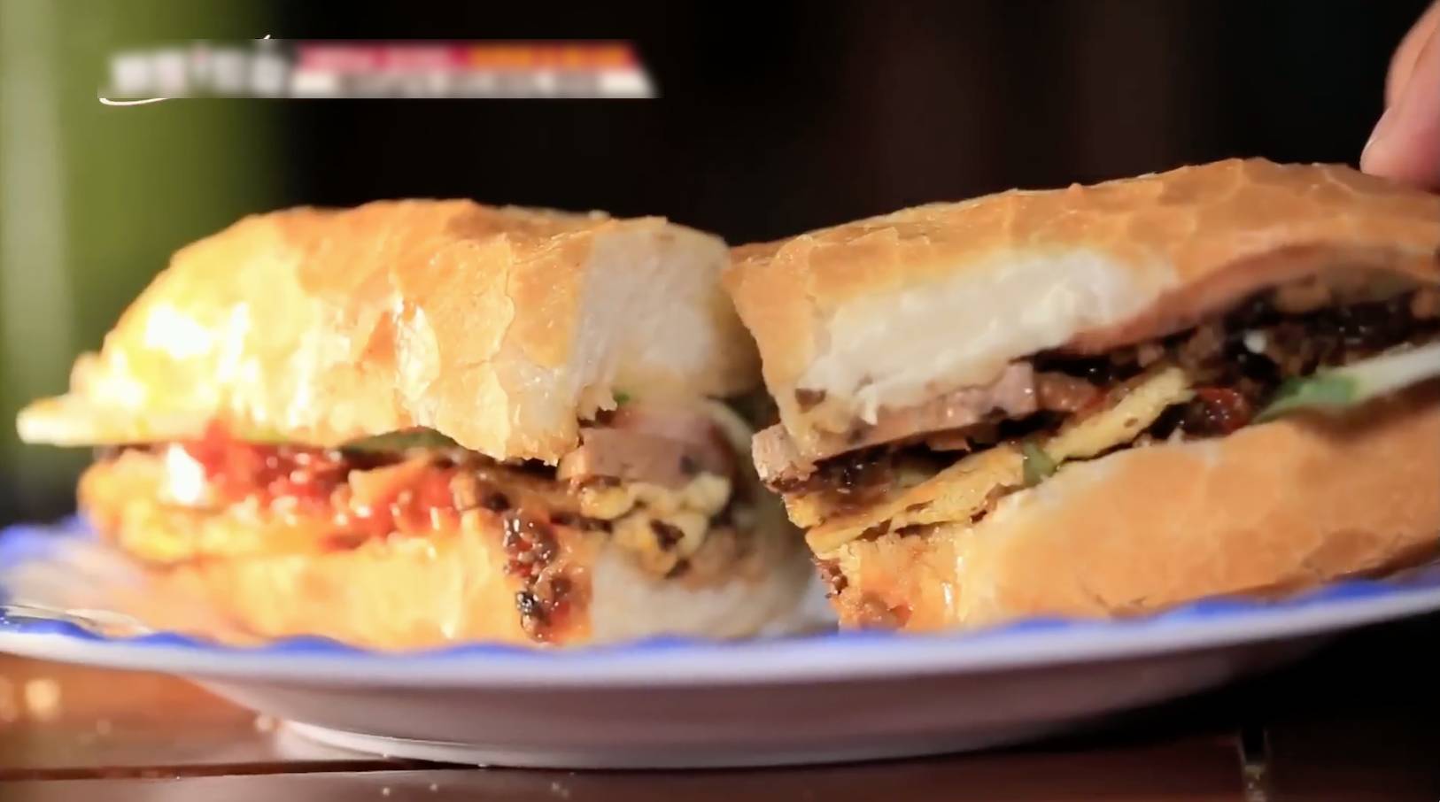 B&aacute;nh m&igrave; Việt Nam g&acirc;y sốt, sao nữ ph&aacute; lệ gọi th&ecirc;m phần thứ 2 - Ảnh 1.