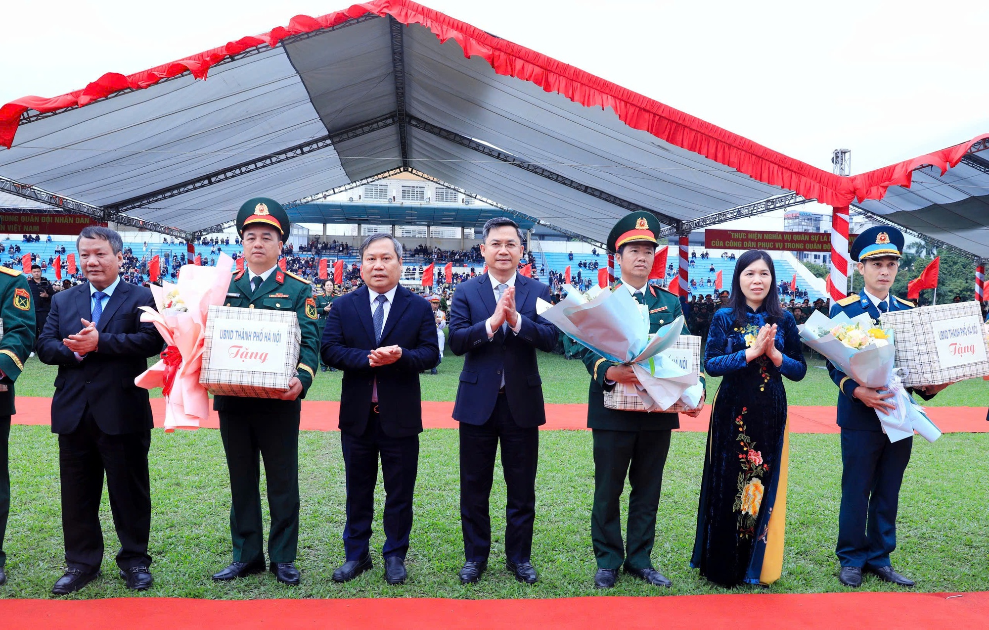 Bí thư thành ủy Hà Nội tiễn đưa thanh niên tòng quân 2026 lên đường nhập ngũ - Ảnh 7. Bí thư thành ủy Hà Nội tiễn đưa thanh niên tòng quân 2026 lên đường nhập ngũ - Ảnh 7.