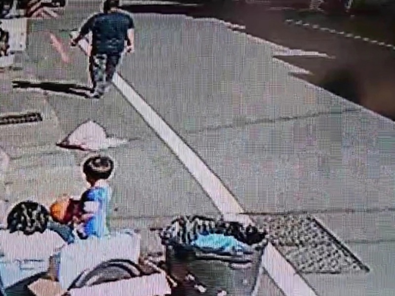 Người đ&agrave;n &ocirc;ng lạ mặt với chi&ecirc;u bắt c&oacute;c trẻ em v&agrave; c&aacute;i kết - Ảnh 2.