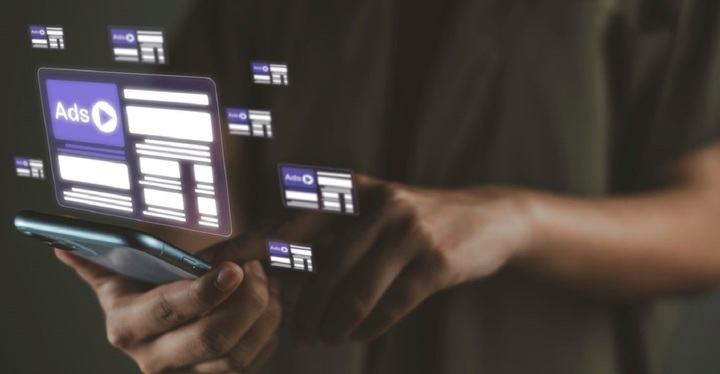 Thủ tướng Israel d&aacute;n k&iacute;n camera điện thọai để bảo mật th&ocirc;ng tin nhạy cảm - Ảnh 2.