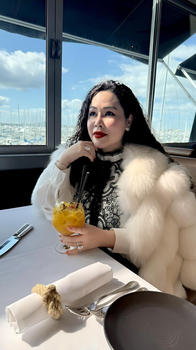 Đại gia ch&acirc;u &Acirc;u si m&ecirc; nữ nghệ sĩ Việt cao 1m5, qua 1 lần đ&ograve;, cung phụng như b&agrave; ho&agrave;ng - Ảnh 2.