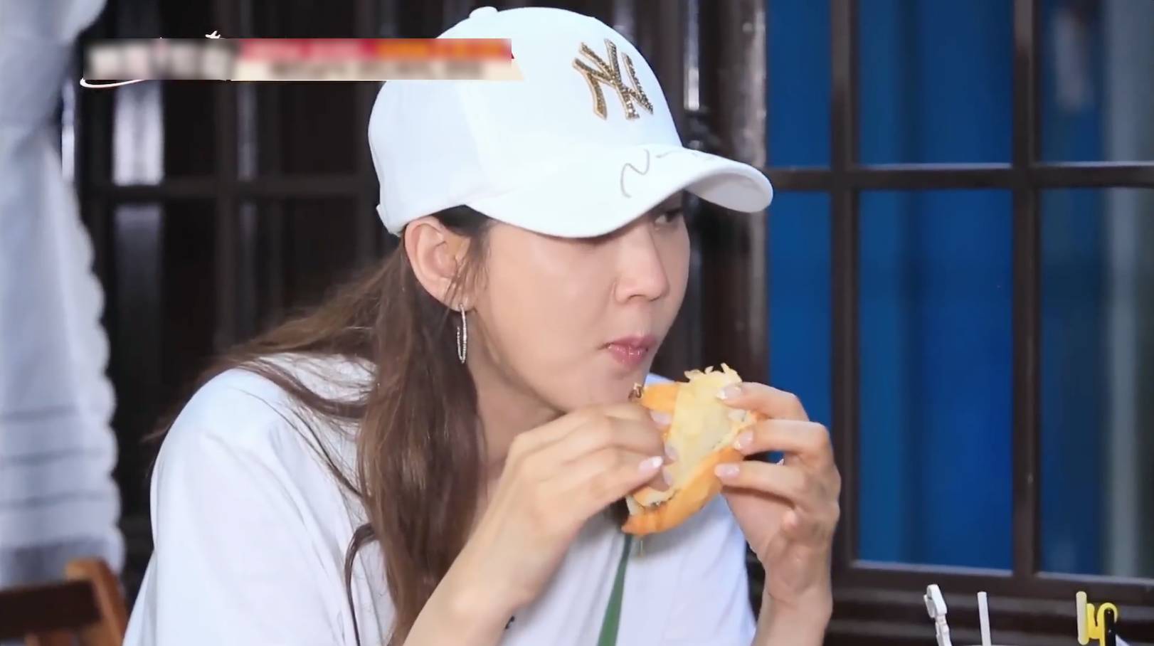 B&aacute;nh m&igrave; Việt Nam g&acirc;y sốt, sao nữ ph&aacute; lệ gọi th&ecirc;m phần thứ 2 - Ảnh 6.