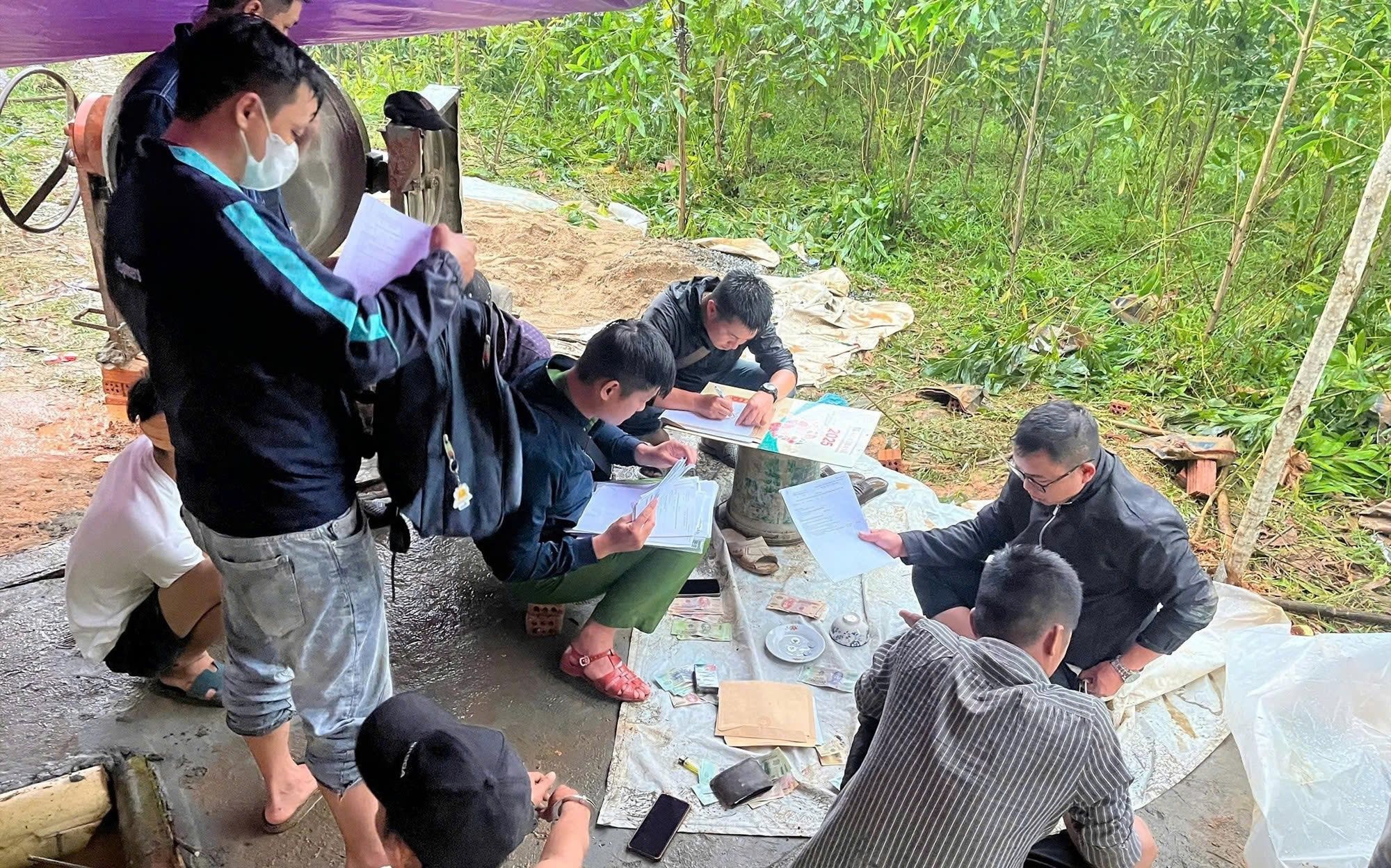 Bắt quả tang nhóm người đánh bạc trái phép tại đám tang ở Đà Nẵng - Ảnh 1. Bắt quả tang nhóm người đánh bạc trái phép tại đám tang ở Đà Nẵng - Ảnh 1.