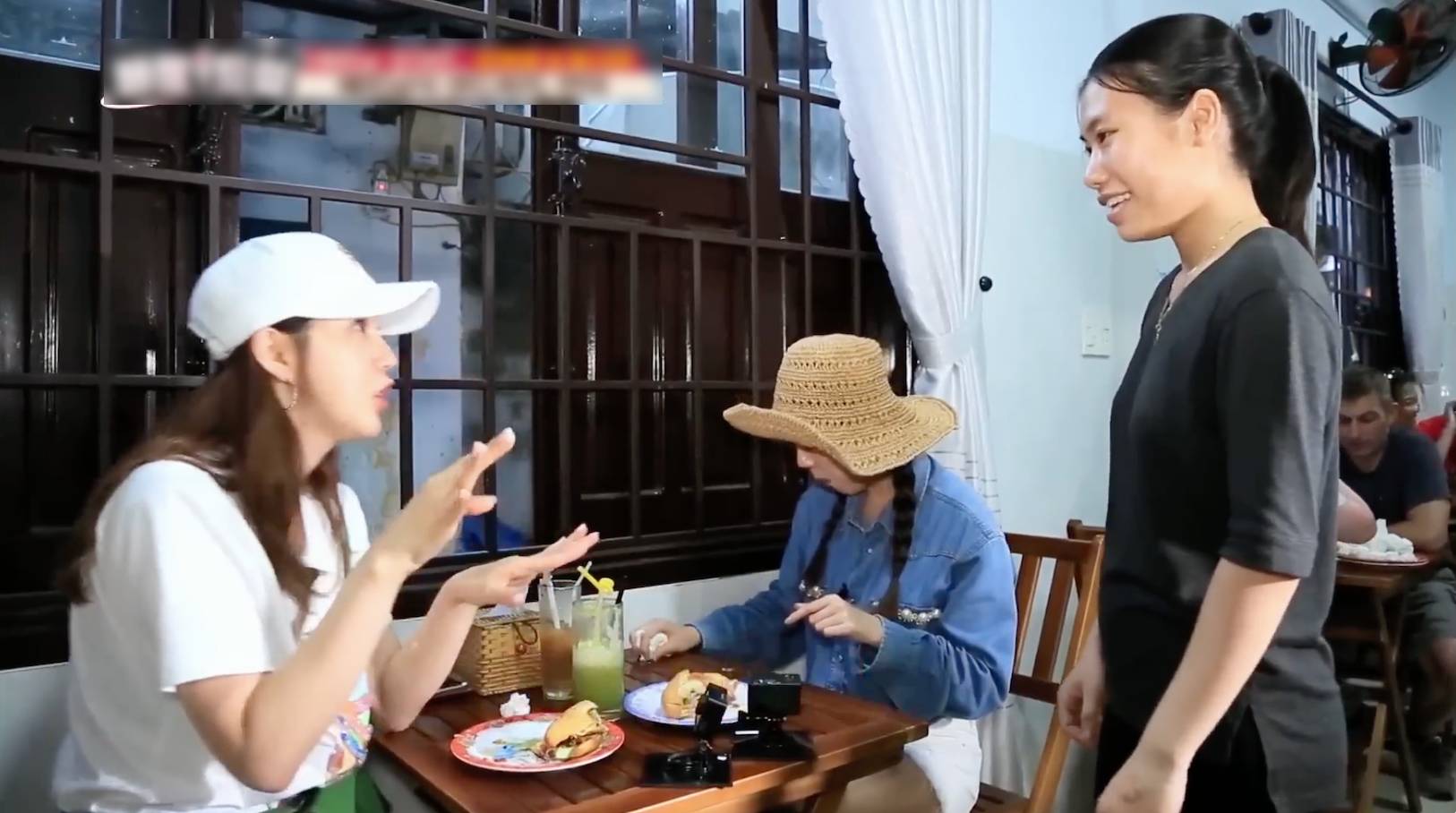 B&aacute;nh m&igrave; Việt Nam g&acirc;y sốt, sao nữ ph&aacute; lệ gọi th&ecirc;m phần thứ 2 - Ảnh 7.