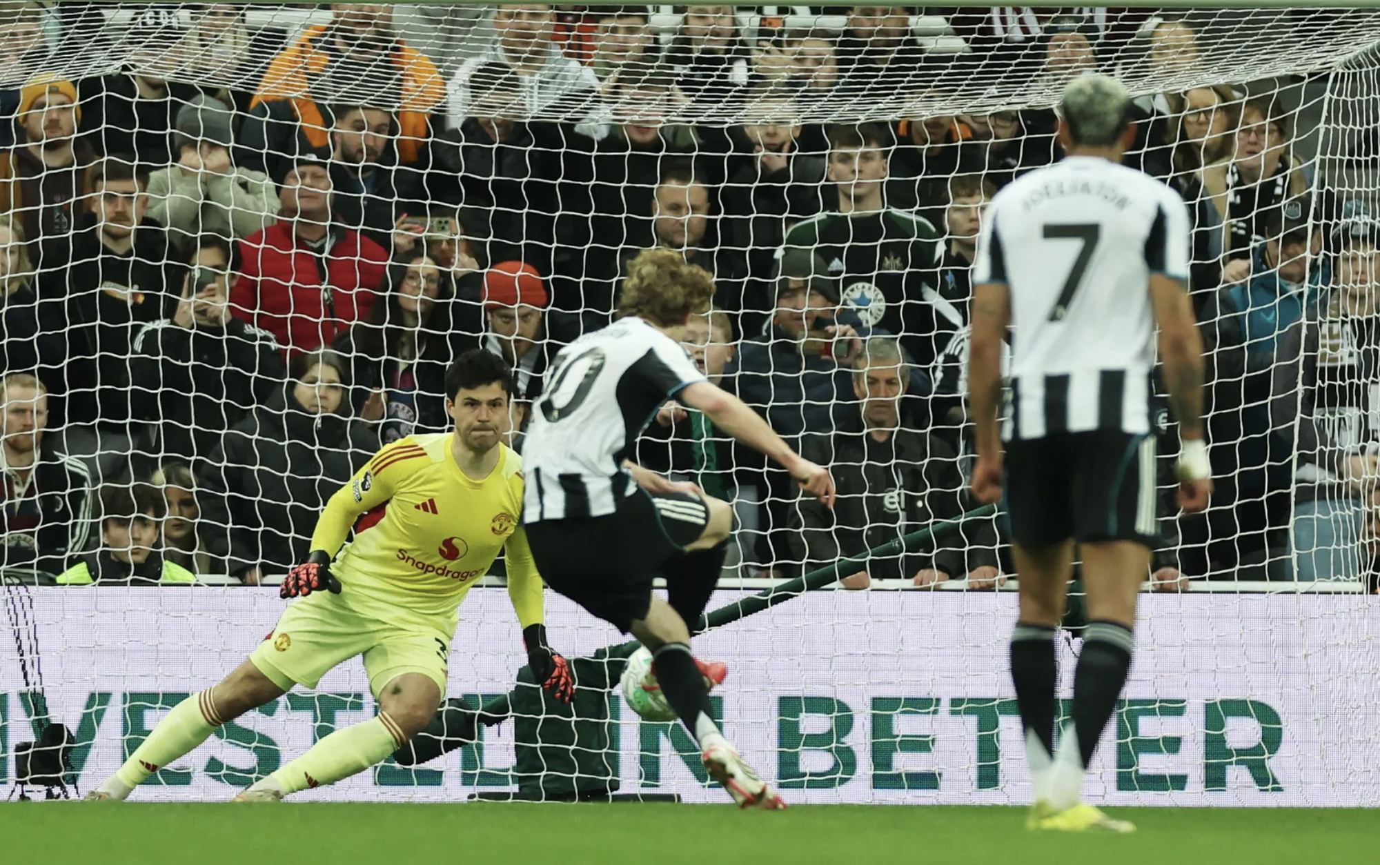 Si&ecirc;u phẩm của Osula nhấn ch&igrave;m "Quỷ đỏ", Carrick nhận thất bại đầu ti&ecirc;n với Man United - Ảnh 3.