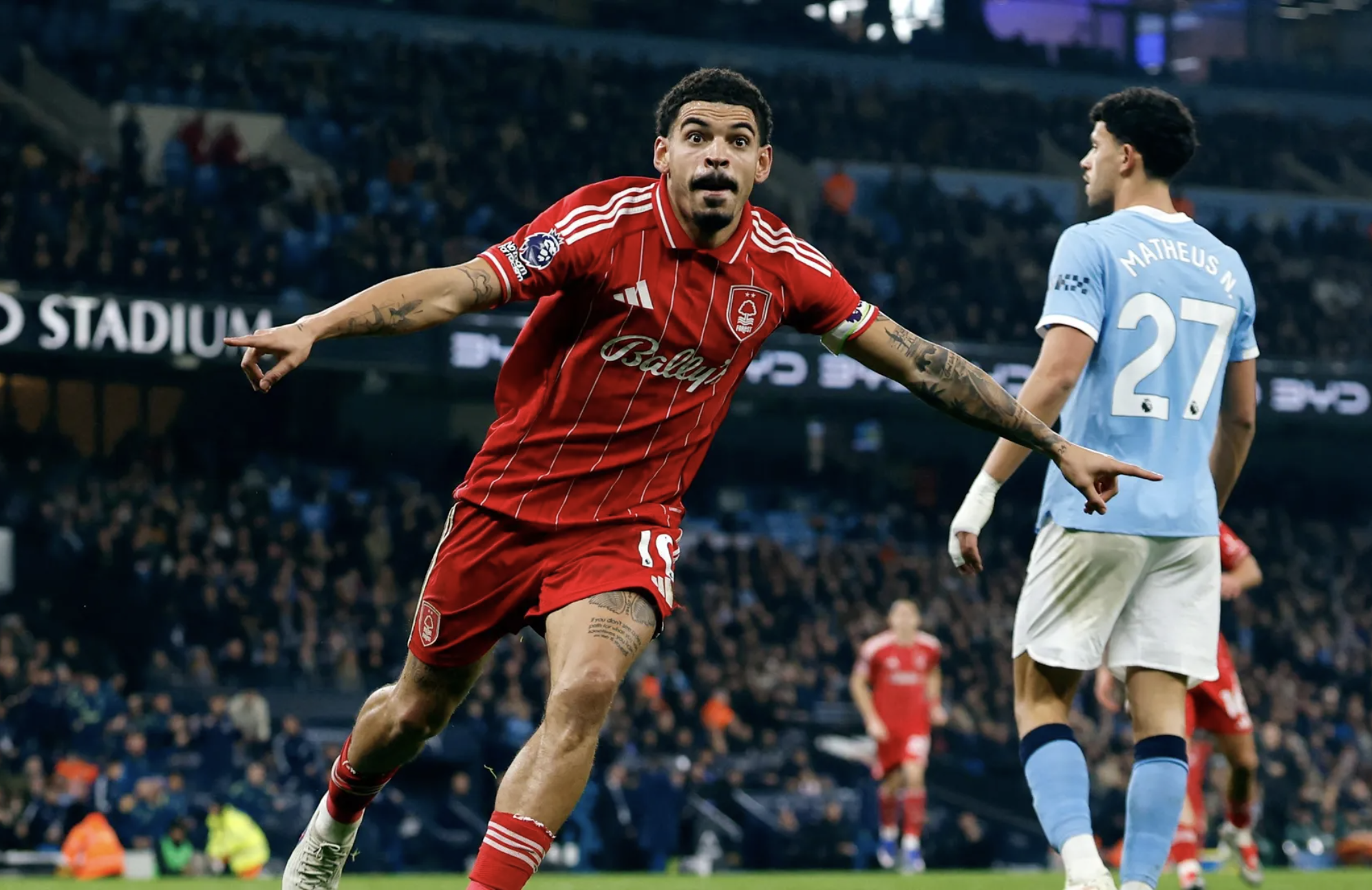 Bukayo Saka ghi b&agrave;n trận đấu thứ 300, Arsenal rộng cửa v&ocirc; địch - Ảnh 1.