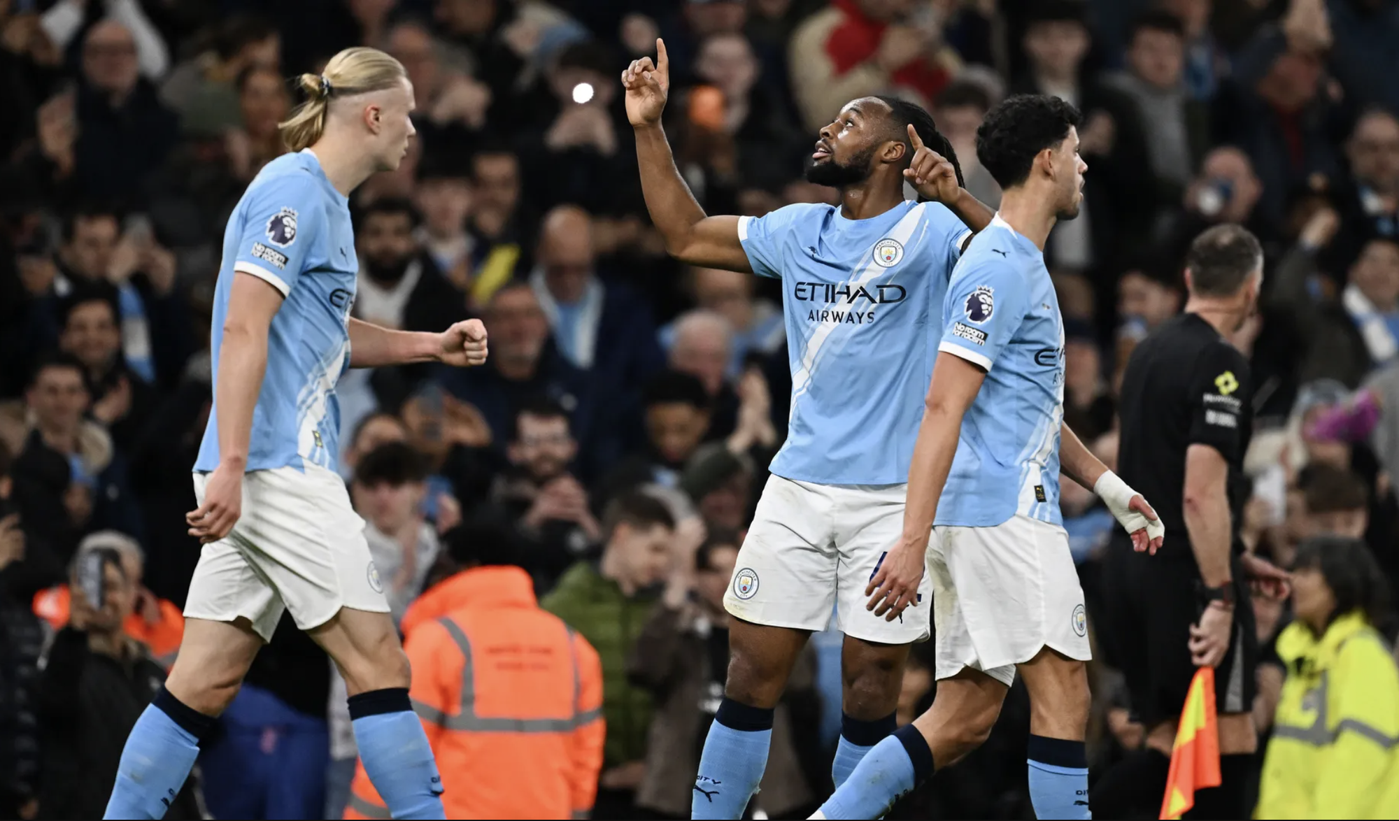 Bukayo Saka ghi b&agrave;n trận đấu thứ 300, Arsenal rộng cửa v&ocirc; địch - Ảnh 1.