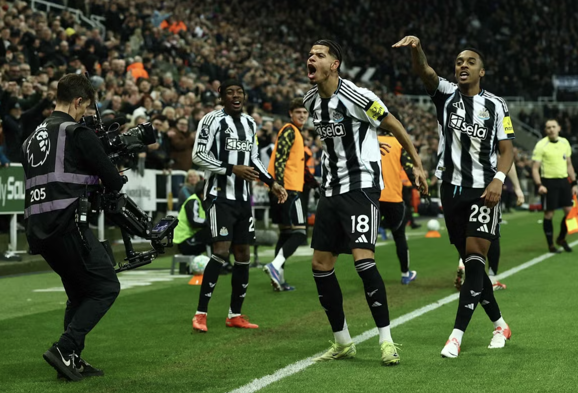 Si&ecirc;u phẩm của Osula nhấn ch&igrave;m "Quỷ đỏ", Carrick nhận thất bại đầu ti&ecirc;n với Man United - Ảnh 6.