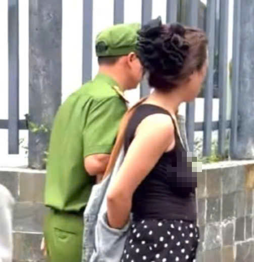 Khống chế người phụ nữ có hành động lạ trên đường phố - Ảnh 1. Khống chế người phụ nữ có hành động lạ trên đường phố - Ảnh 1.